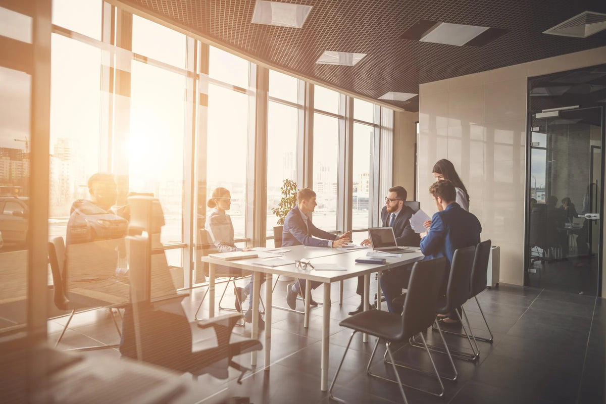 Oficina moderna con colaboradores trabajando